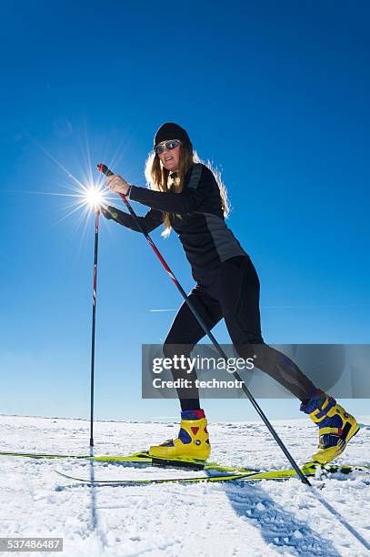 young adult women cross country skiing - skischoen stockfoto's en -beelden
