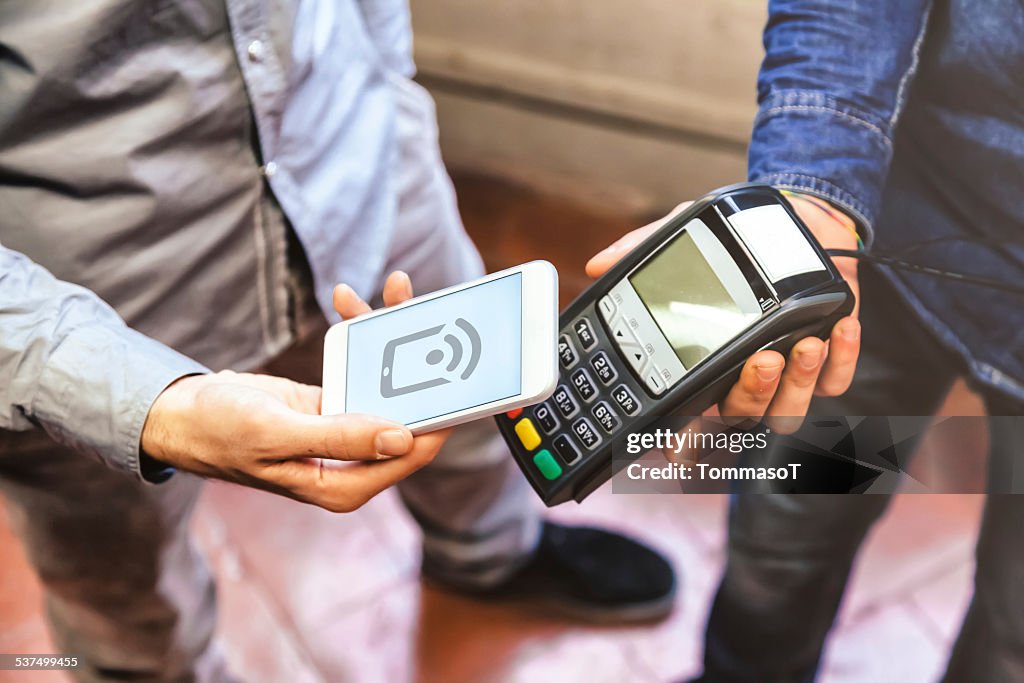 Paying with a smart phone using NFC technology