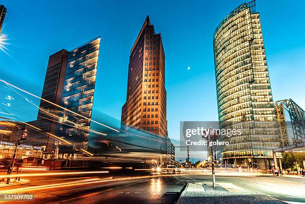 bleu heure de la postdamer platz à berlin - potsdamer platz photos et images de collection