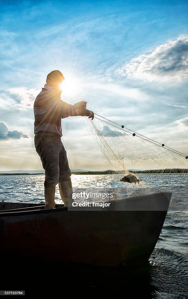 Antiguo pescador en su barco