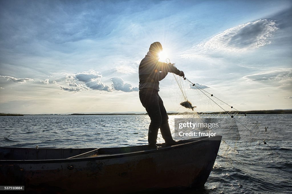 Velho pescador no seu barco