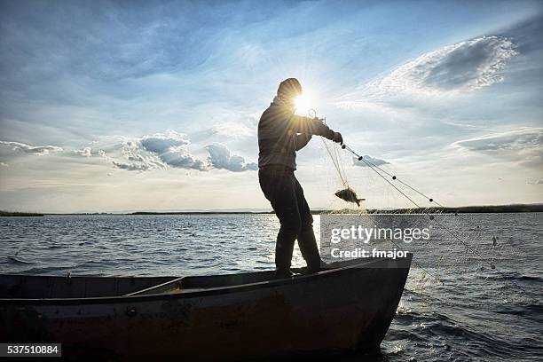velho pescador no seu barco - fishnet imagens e fotografias de stock