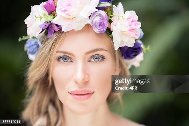 mulher bonita com flores no cabelo - coroa enfeites para a cabeça - fotografias e filmes do acervo