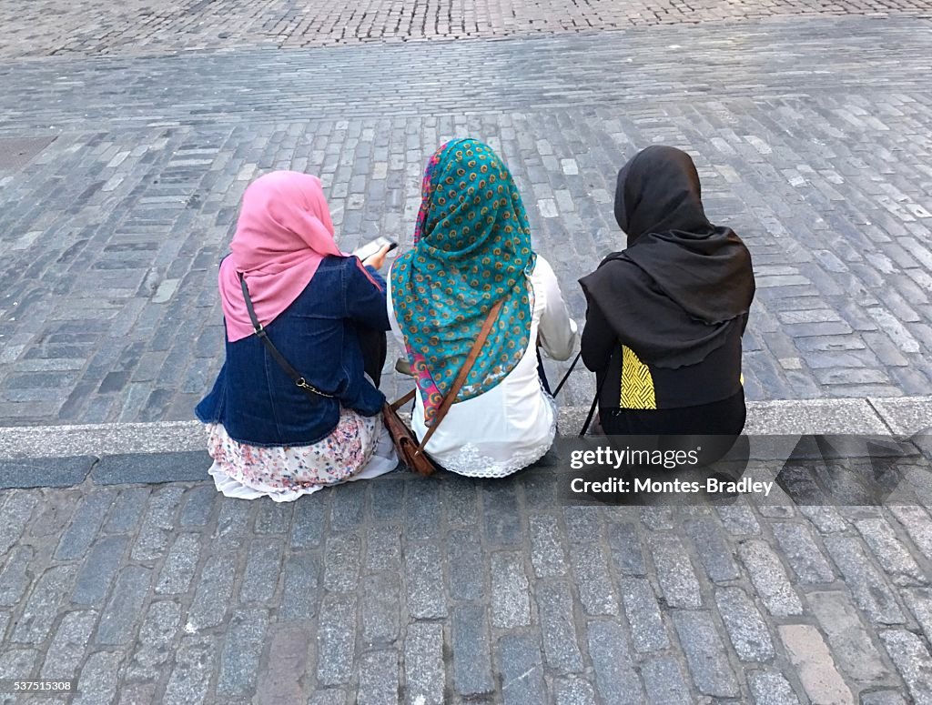 Tres chicas jóvenes musulmanes