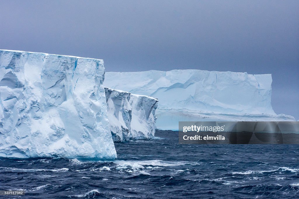 Dos los icebergs de rayas tabulares en la Antártida