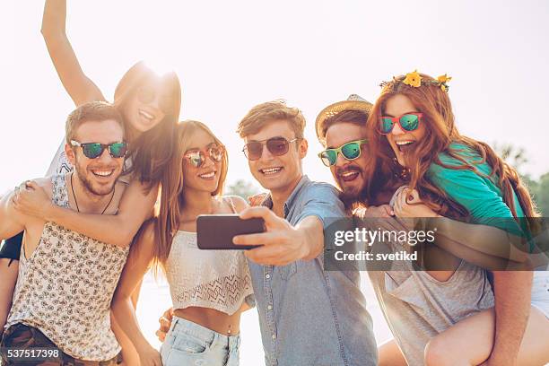 beach selfie - old school after party stockfoto's en -beelden