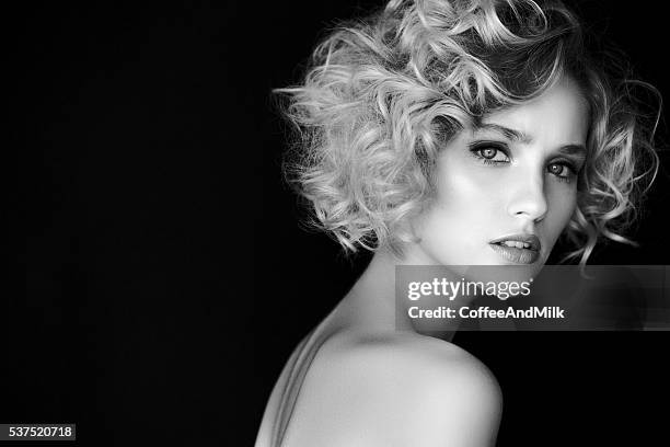 beautiful woman - model black and white stockfoto's en -beelden