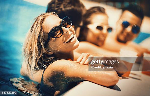 menschen genießen sie drinks am pool. - women tanning beach drink stock-fotos und bilder