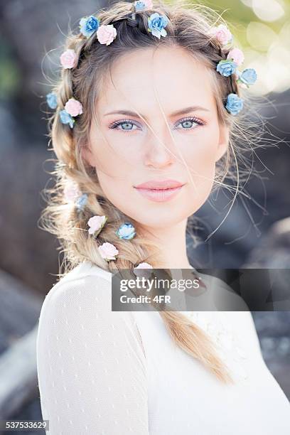 linda noiva com flores no cabelo dela - olhos-verdes imagens e fotografias de stock