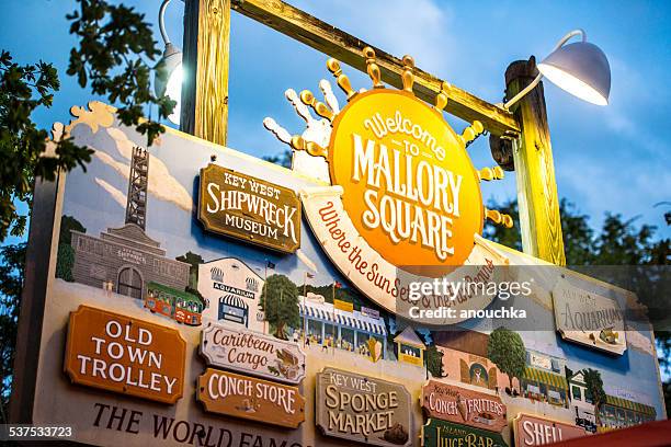 de mallory square señal con todas las atracciones turísticas, key west - mallory square fotografías e imágenes de stock