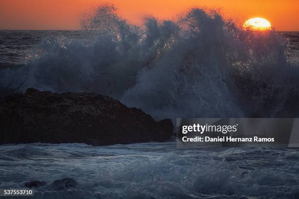 breaking wave with the sunset in the background - guarda sol stock pictures, royalty-free photos & images