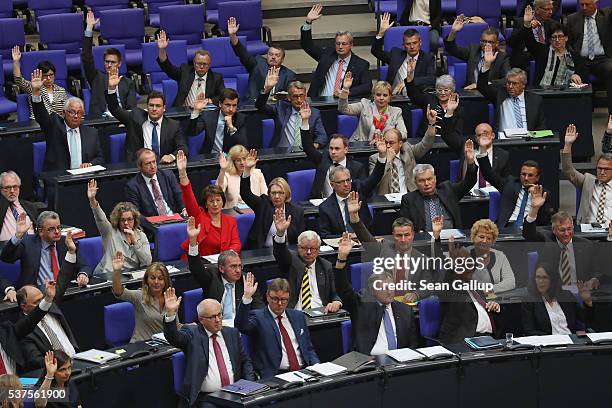 Parliamentarians at the Bundestag approve with a show of hands a resolution to recognize the 1915 Armenian genocide on June 2, 2016 in Berlin,...