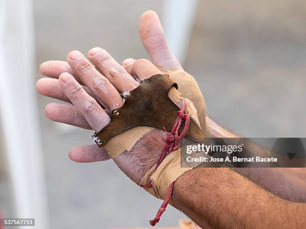 hands of a sportsman of fronton - frontón fotografías e imágenes de stock