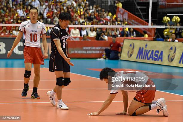 Yuta Yoneyama of Japan looks dejected after losing the Men's World Olympic Qualification game between Australia and Japan at Tokyo Metropolitan...