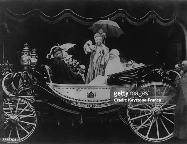 In the carriage of the Queen Mother Emma, her daughter Queen Wilhelmina, Prince Consort Heinrich and hidden Princess Juliana, in the Netherlands.