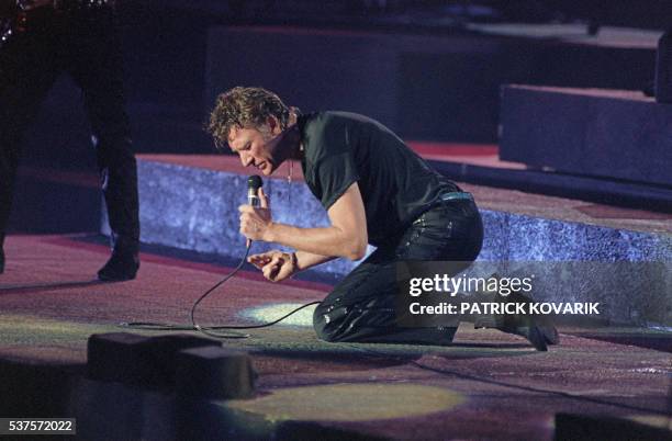 Le chanteur de rock et acteur français, Johnny Hallyday se produit sur la scène du Palais Omnisports de Paris-Bercy, le 15 septembre 1987. Né le 15...