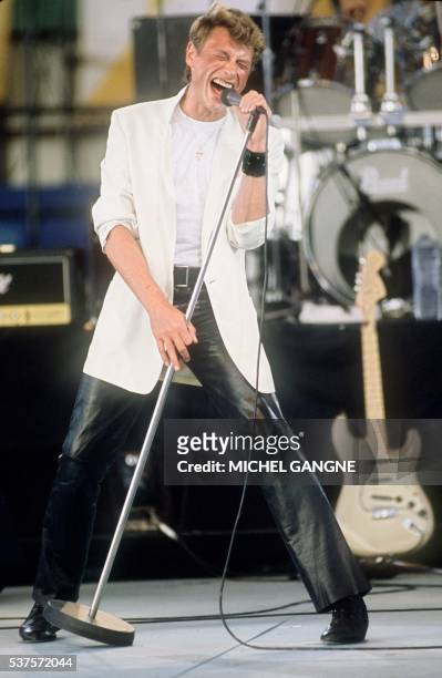 Le chanteur de rock et acteur français Johnny Hallyday interpète sa chanson "Gabrielle", le 15 septembre 1985 au cours de son show sur la grande...