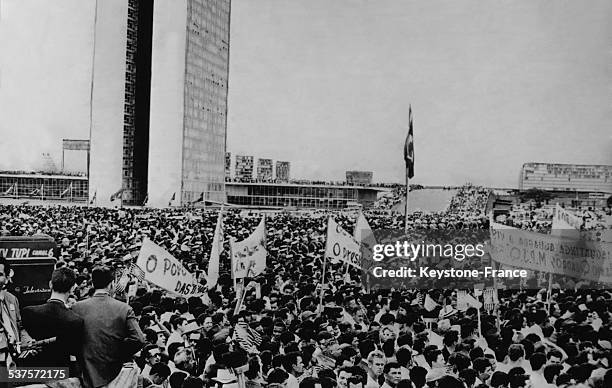 Popular Jubilation on the day of the transmission of powers from Juscelino Kubitschek to Janio Quadros in Brasilia, Brazil, on February 3, 1961.