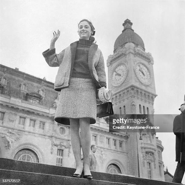 The Italian singer Gigliola Cinquetti arrives by train at the Lyon Station on April 16, 1965 in Paris, France.