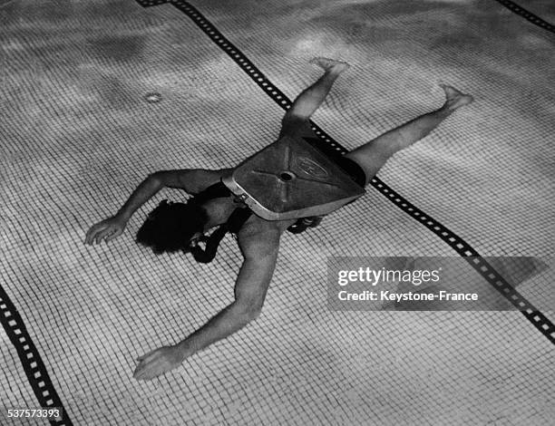 Captain Charles B Scully, American naval officer, has invented a completely new model of diving very light, not only allowing the perfect freedom of...