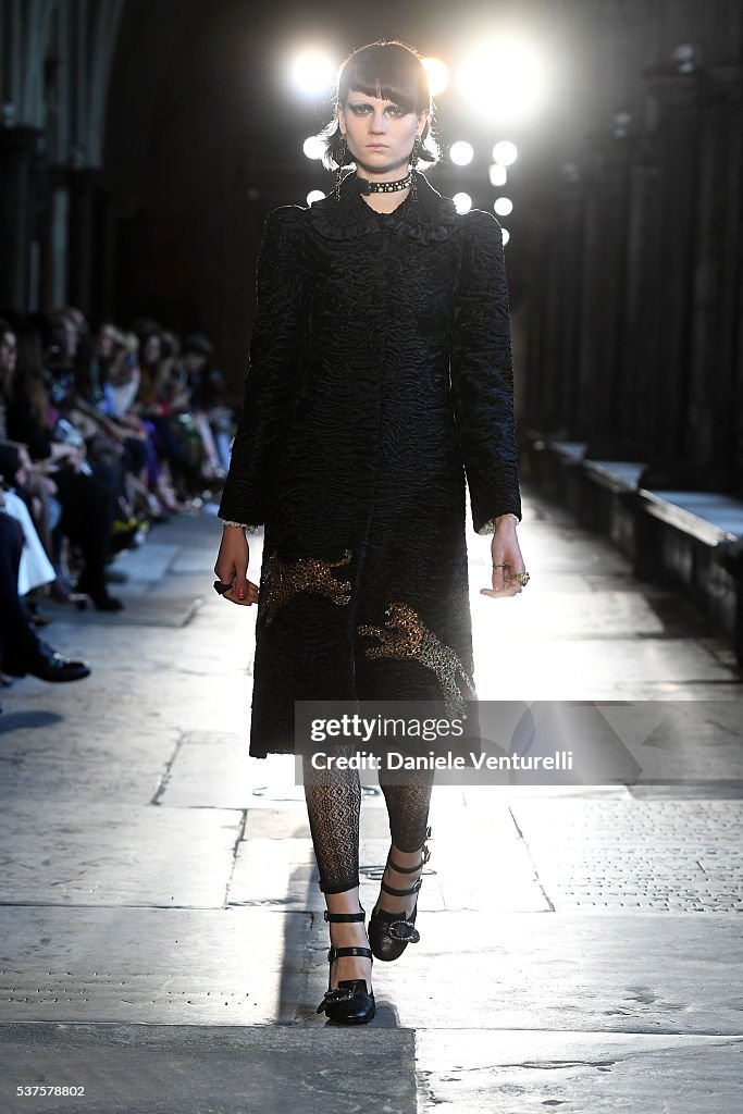 Gucci Cruise 2017 - Runway