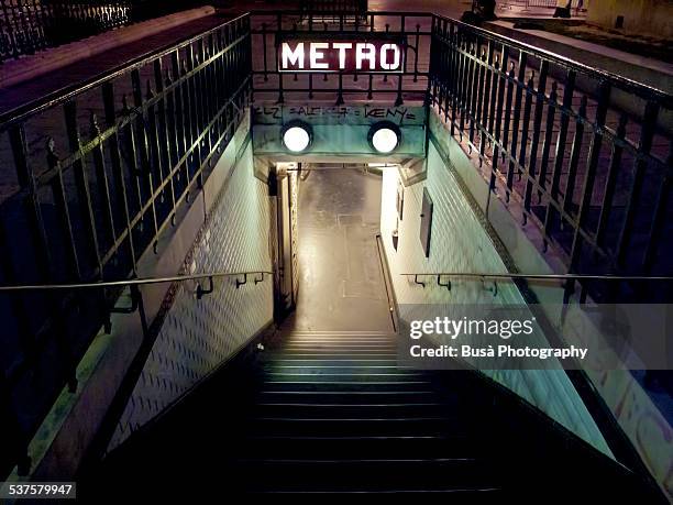 entrance of the paris metro at night - u bahn schild stock-fotos und bilder
