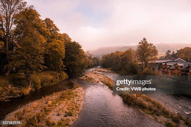 the river severn, llanidloes, powys, mid wales - severn river 個照片及圖片檔