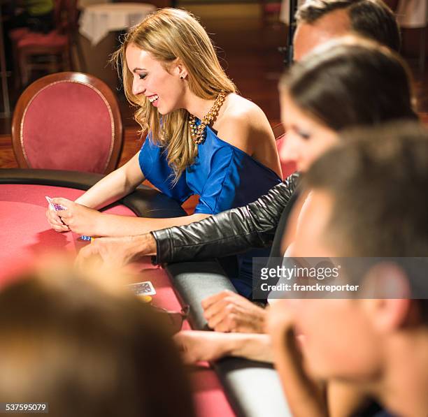 freunde spielen beim poker im casino. - texas hold 'em stock-fotos und bilder