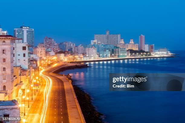 die skyline von havanna mit malecon beleuchtet am frühen morgen, kuba - malecon stock-fotos und bilder