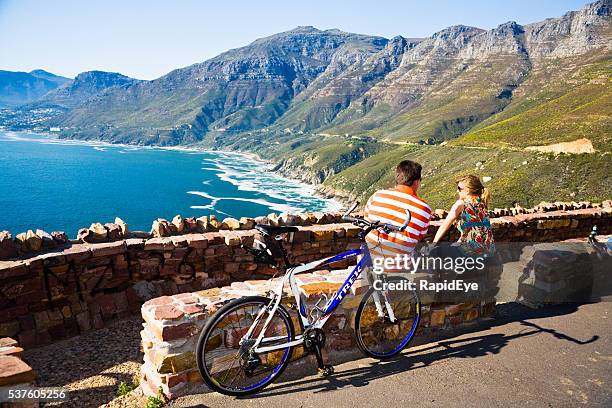 chapmans peak, kapstadt, ausblick, tourist paar, mit dem fahrrad, ein ort, - tourist africa stock-fotos und bilder