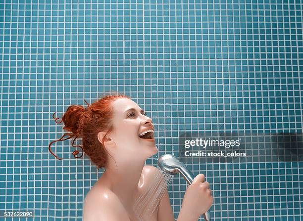 insgesamt entspannen sie sich in der dusche - blue bathroom stock-fotos und bilder