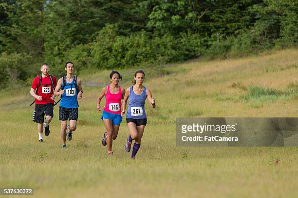 ultra maratón corredores correr al aire libre naturaleza en - ultra motivated fotografías e imágenes de stock