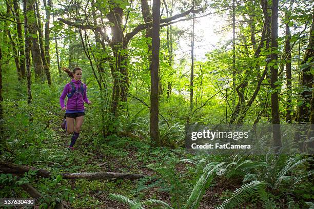 ultra maratón corredor corriendo al aire libre en la naturaleza - ultra motivated fotografías e imágenes de stock