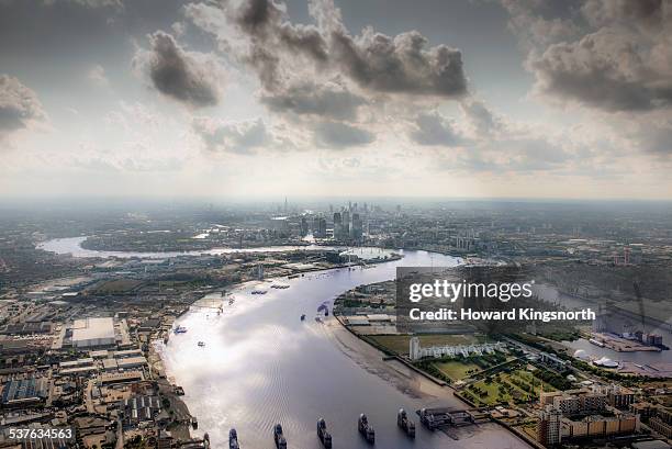 aerial of thames and the city of london - london docklands fotografías e imágenes de stock
