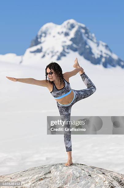 frau üben yoga in der antarktis - yoga in the snow stock-fotos und bilder