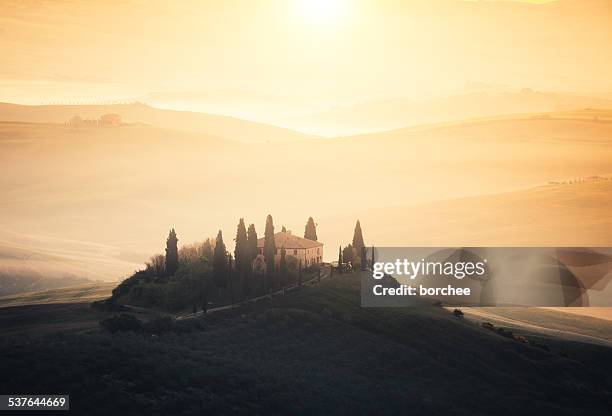 tradicional de granja toscana al atardecer - pienza fotografías e imágenes de stock