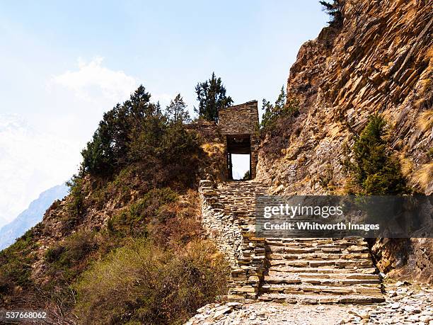 nepal, manang, ghyaru: stone steps and gateway on annapurna circuit trek - looking through keyhole stock pictures, royalty-free photos & images