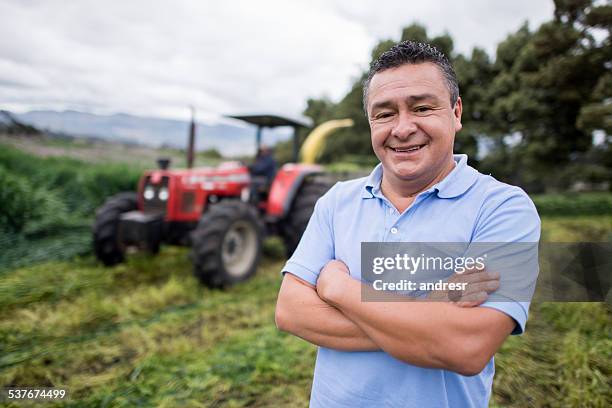 homme dans une ferme avec tracteur - agriculteur conducteur tracteur photos et images de collection