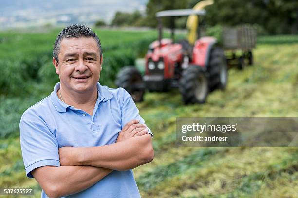 agriculteur travaillant à la ferme - agriculteur conducteur tracteur photos et images de collection