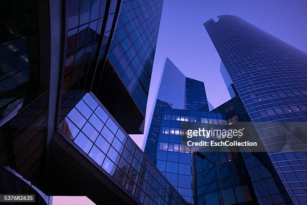 modern business district at dawn - rascacielos fotografías e imágenes de stock