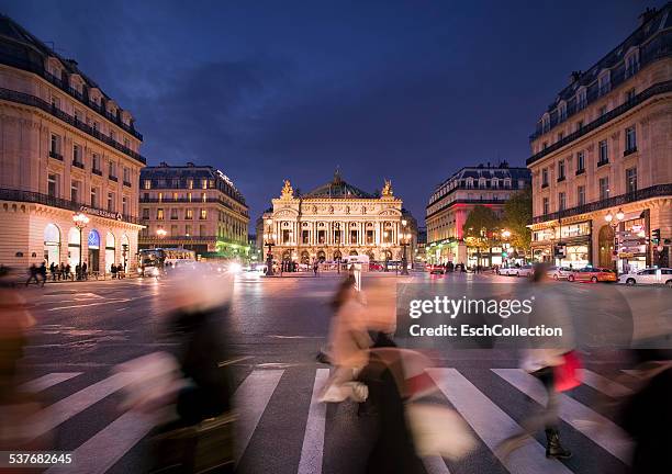 people crossing street at place de l'opera, paris - operahuis stockfoto's en -beelden