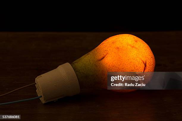 die glühbirne - glühbirne stockfoto's en -beelden