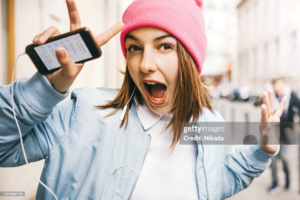 Teenager-Mädchen hören Musik
