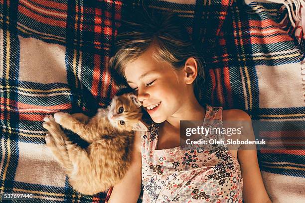 wenig mädchen mit kätzchen - kid with cat stock-fotos und bilder