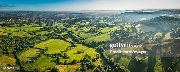 panorama de vista aérea de campos verdes montanhas envoltas em brumas cidade e país - gloucester england - fotografias e filmes do acervo