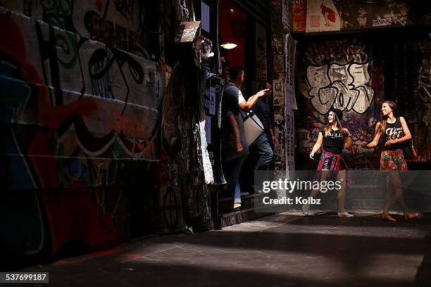 degraves lane light - melbourne laneway stock-fotos und bilder