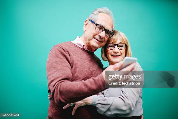 senior couple en amour - couple sourire studio photos et images de collection