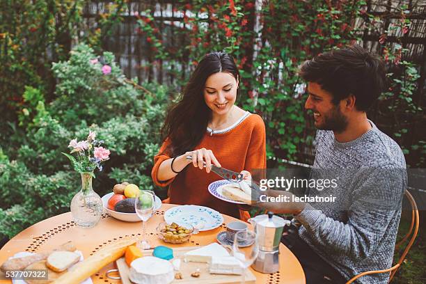 若いカップルのブランチをフレンチた庭の - ブリーチーズ ストックフォトと画像