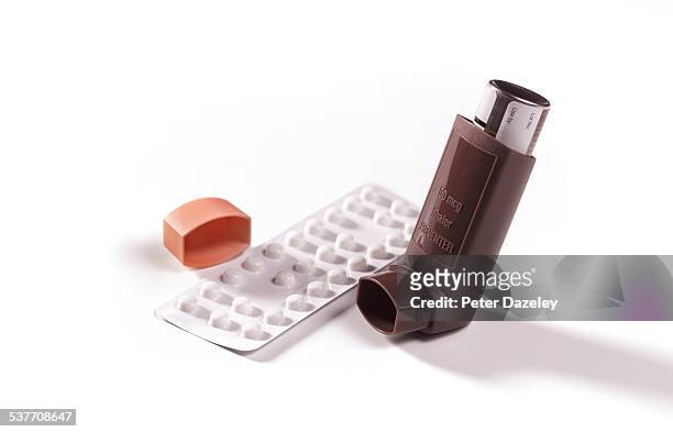 brown asthma inhaler and steroids - allergia foto e immagini stock