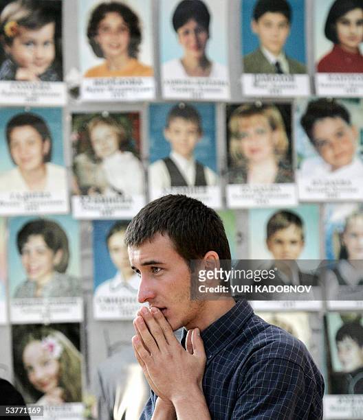 Beslan, RUSSIAN FEDERATION: A victim's relative mourns at the sport hall of Beslan's school, 01 September 2005, during the commemoration of the...